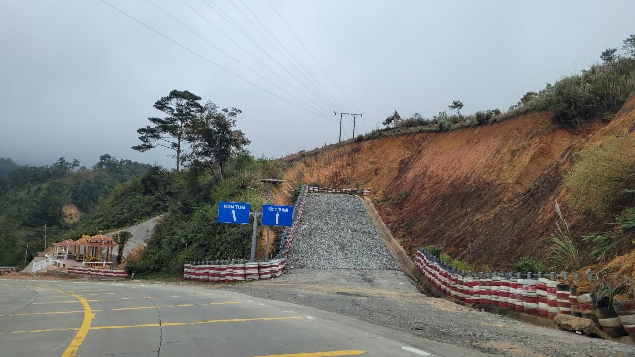 Đường cứu nạn cho các phương tiện trên đèo Lò Xo