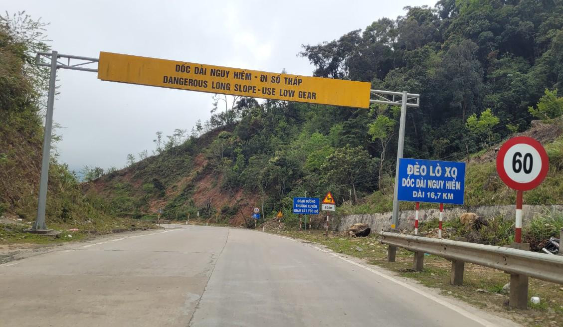 Biển cảnh báo nguy hiểm trên đèo Lò Xo