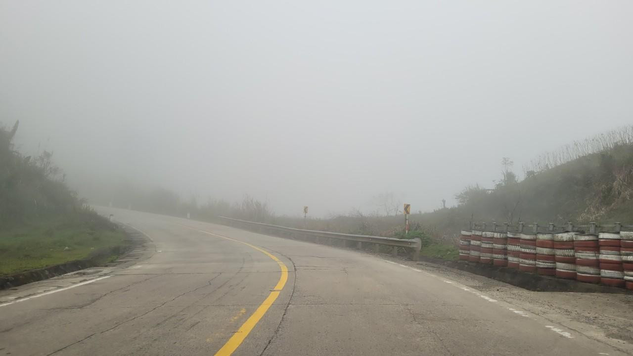 Đầu buổi chiều, sương mù bủa vây đèo Lò Xo