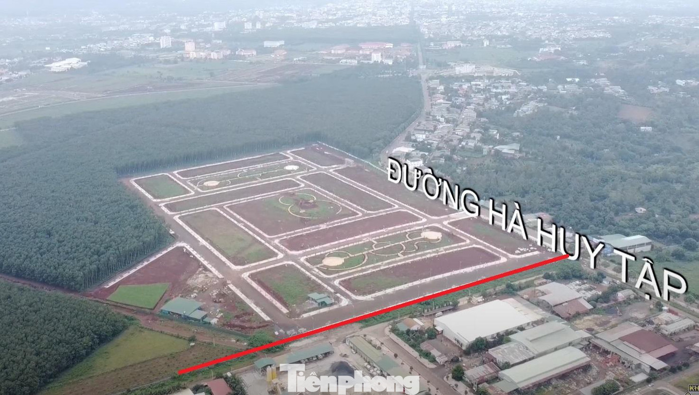 Năm 2019, UBND tỉnh Đắk Lắk giao 19,5 ha đất “vàng” có nguồn gốc trồng cao su cho (Cty Cổ phần Đầu tư - Phát triển đô thị Ân Phú (Công ty Ân Phú) làm dự án khu dân cư (tại TP Buôn Ma Thuột) không qua đấu giá. Dự án này, được đặt ngay cạnh Cụm Công nghiệp Tân An, sát một trạm trộn bê tông. Trong ảnh, khu dân cư Hà Huy Tập của Công ty Ân Phú nhìn từ trên cao, bên kia (đường chỉ đỏ) là Cụm Công nghiệp Tân An.
