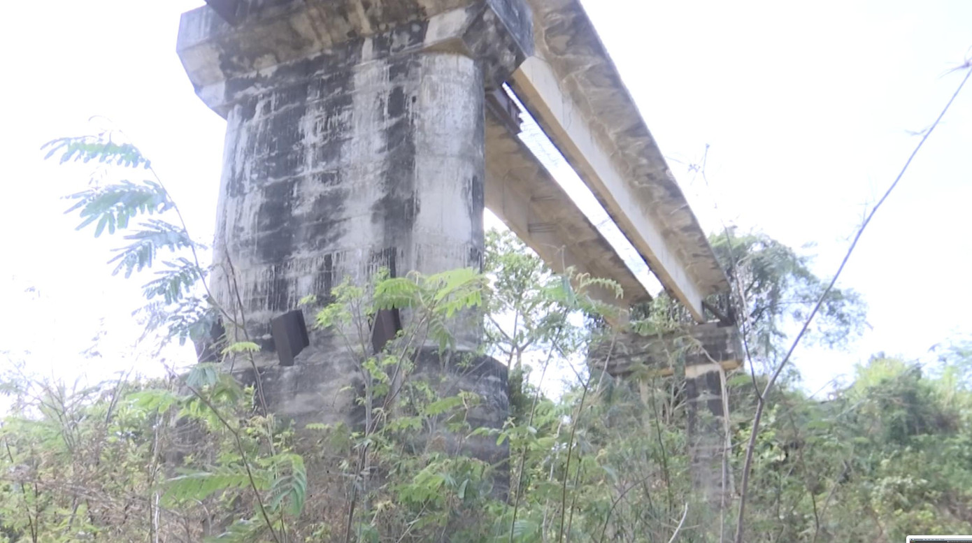 Lý giải về việc phải phá dỡ cầu Quảng Phú, Giám đốc Sở GTVT Đắk Lắk Đỗ Quang Trà cho hay, nếu đầu tư tiếp cầu này sẽ tốn kém và không phát huy hiệu quả. Hơn nữa, trải qua hơn 20 năm dưới các tác động của môi trường, dòng chảy… làm chất lượng cầu không đảm bảo.