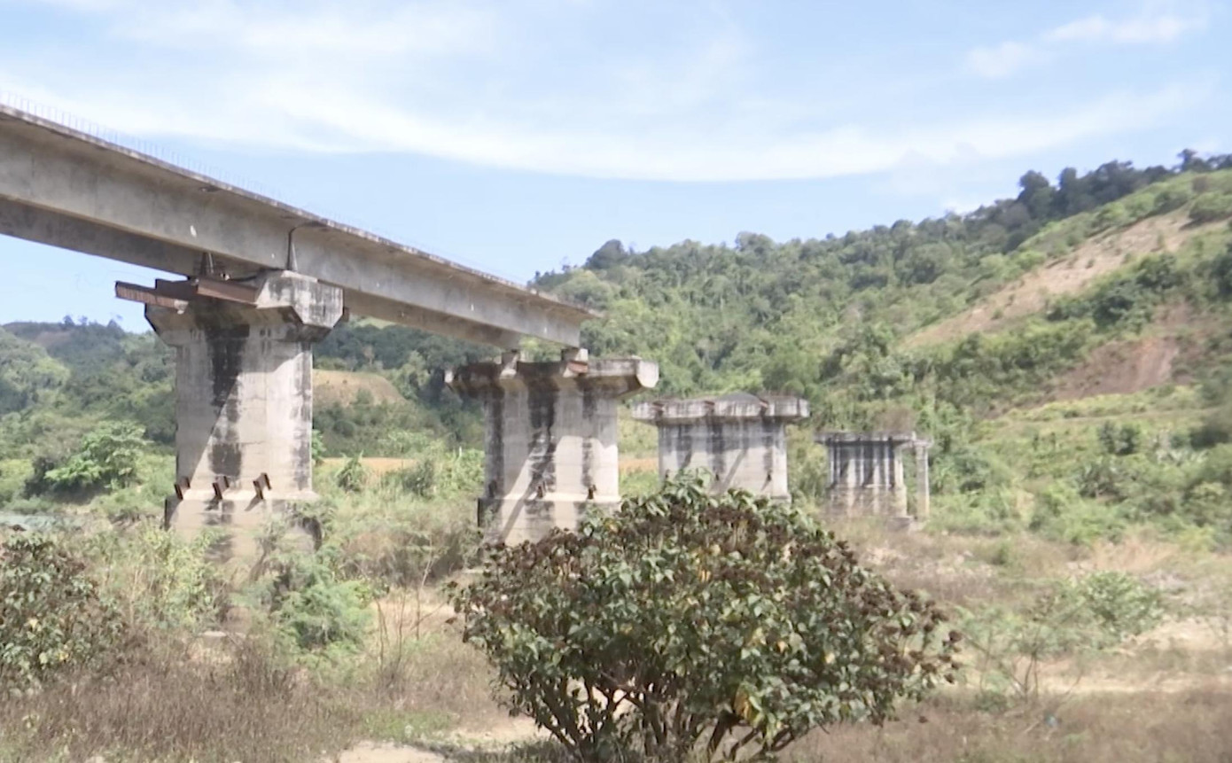 Những trụ cầu xây xong rồi bỏ hoang suốt hơn 2 thập kỷ