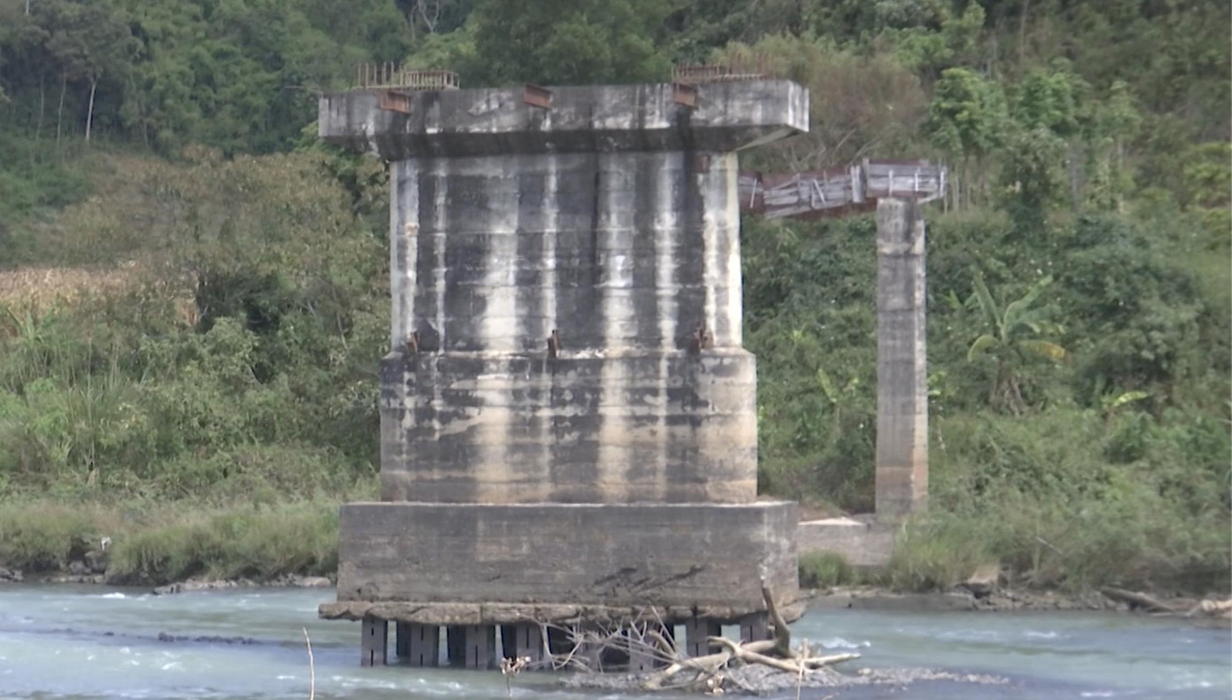 Năm 1998, UBND tỉnh Đắk Lắk phê duyệt dự án xây dựng cầu Quảng Phú, giao Sở GTVT làm chủ đầu tư.