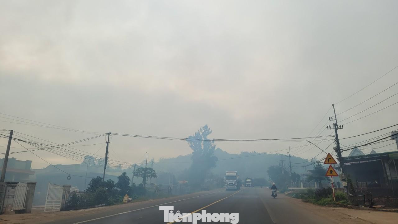 Khói bụi cà phê bủa vây đường Hồ Chí Minh, ảnh hưởng đến các phương tiện tham gia giao thông