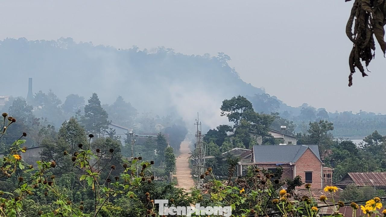 Sáng sớm, nhiều lò sấy cà phê hoạt động bao trùm khói trắng ở một vùng rộng