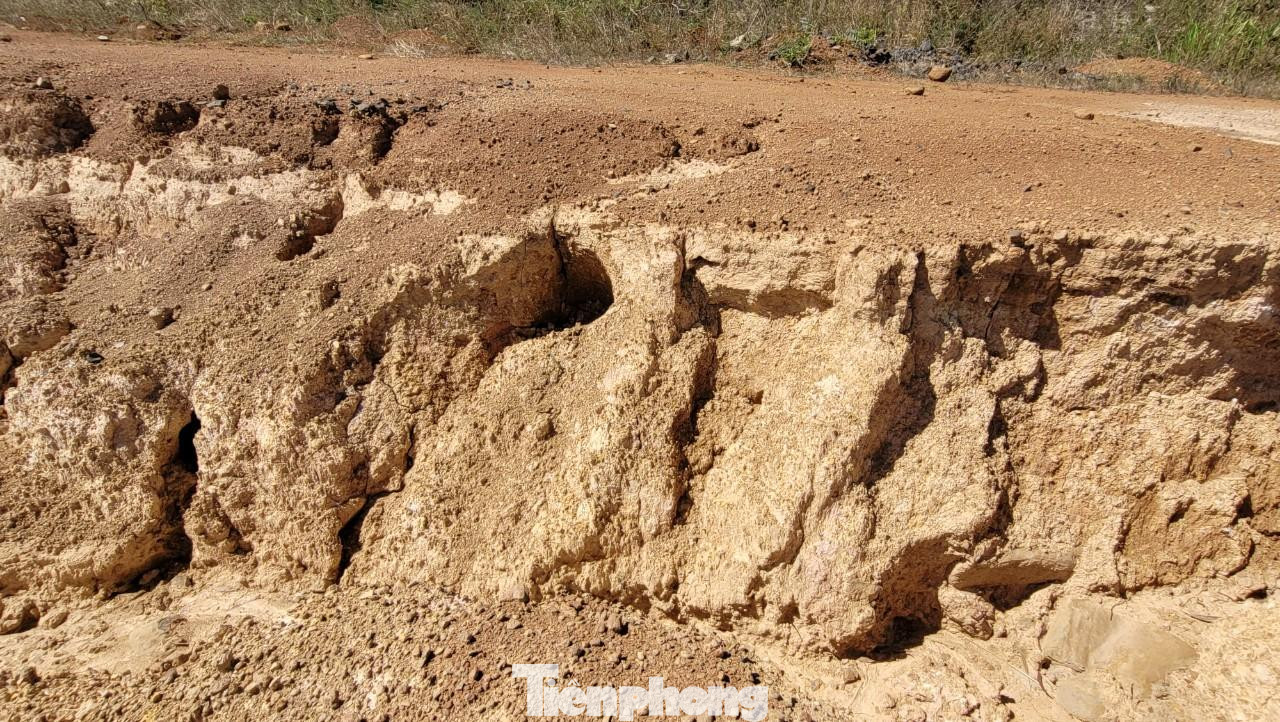 Hiện trường cho thấy, phần nước ngầm chảy từ bên trong khu công nghiệp ra suối