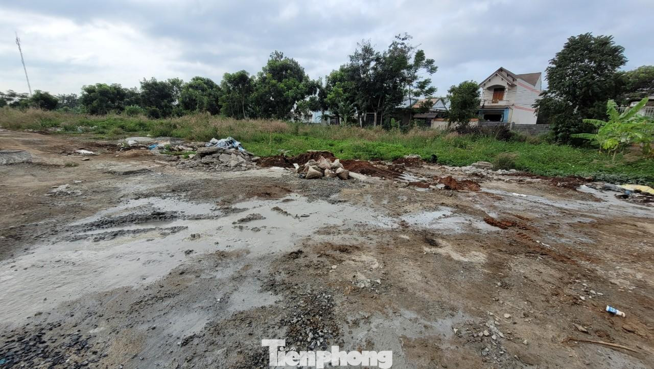 Chất thải bê tông đổ ra bãi đất trống Chất thải bê tông đổ ra bãi đất trống