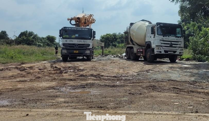 Hai xe của công ty bê tông Long Phát xả thải ở bãi đất trống bên đường Phan Huy Chú Hai xe của công ty bê tông Long Phát xả thải ở bãi đất trống bên đường Phan Huy Chú