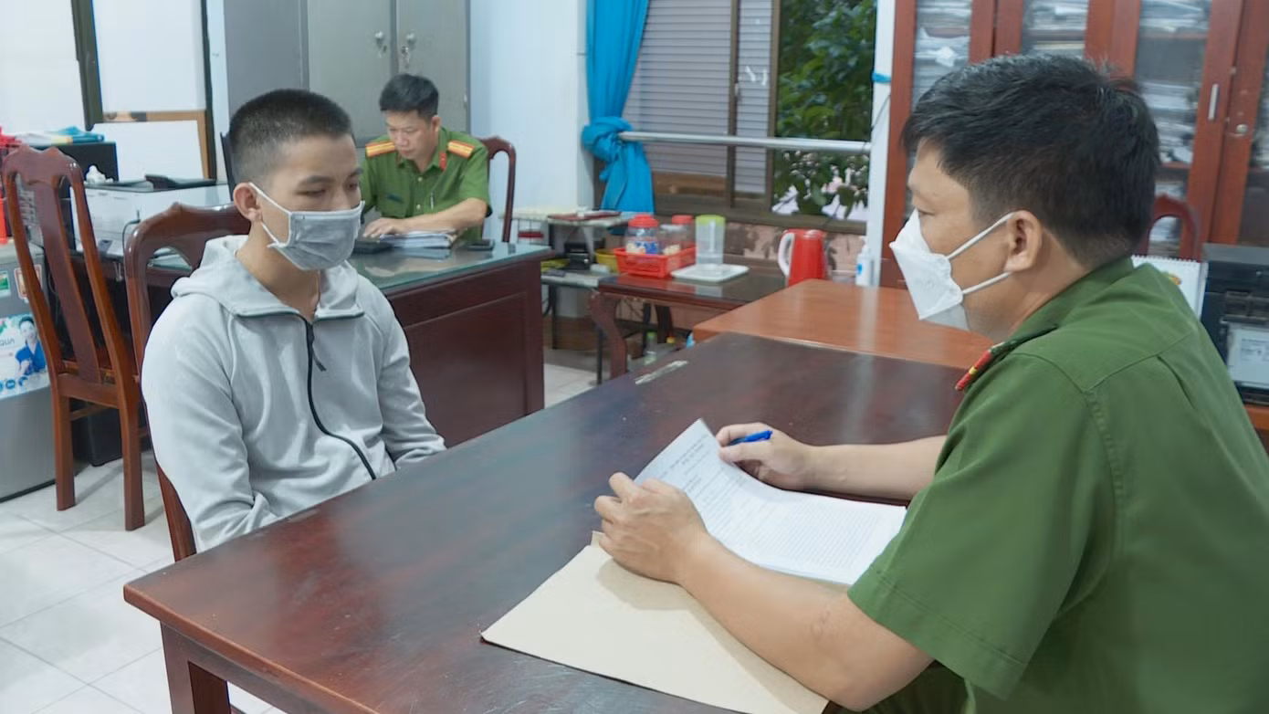 Nguyễn Đình Hoàng tại cơ quan điều tra Nguyễn Đình Hoàng tại cơ quan điều tra