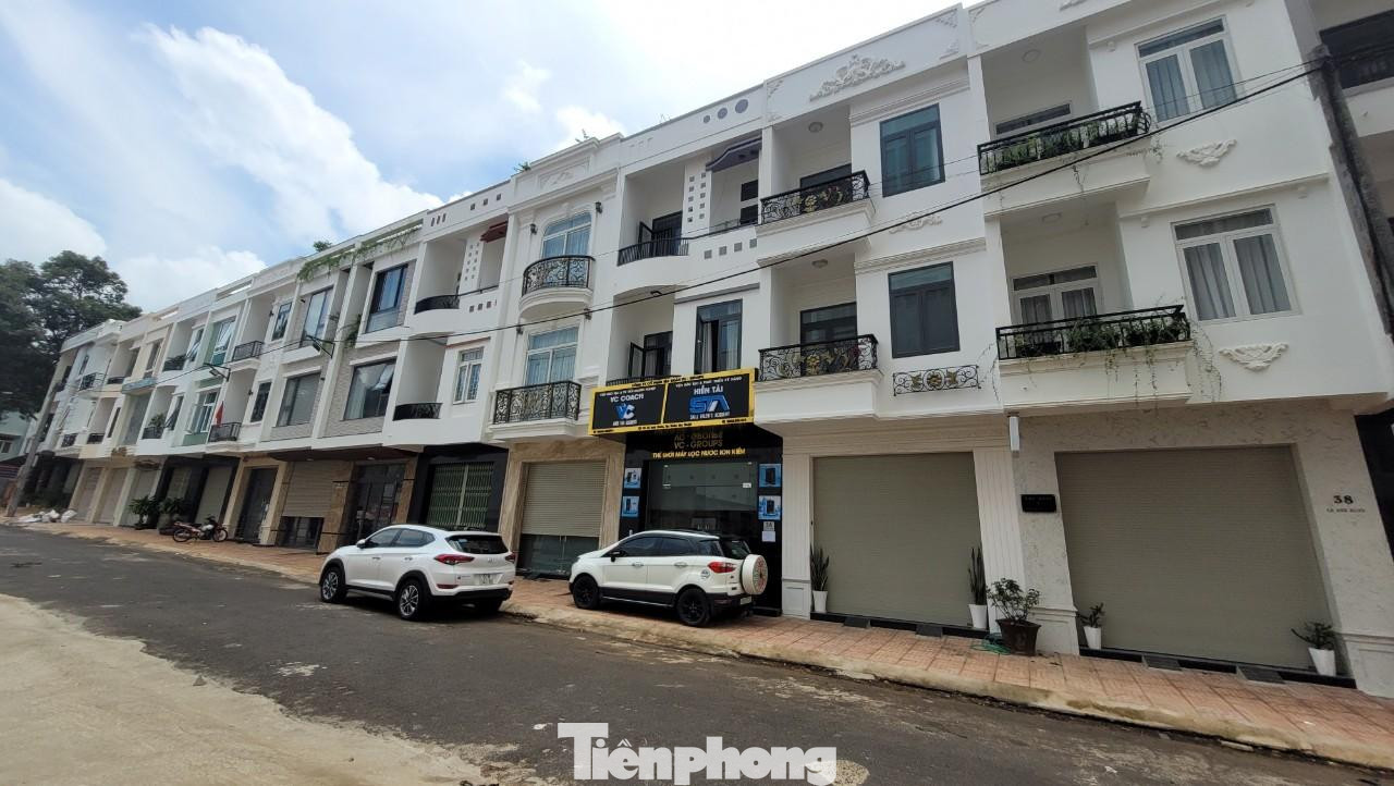 Nhiều người dân đã dọn vào ở tại "khu nhà trưng bày" của Cty Phú Xuân