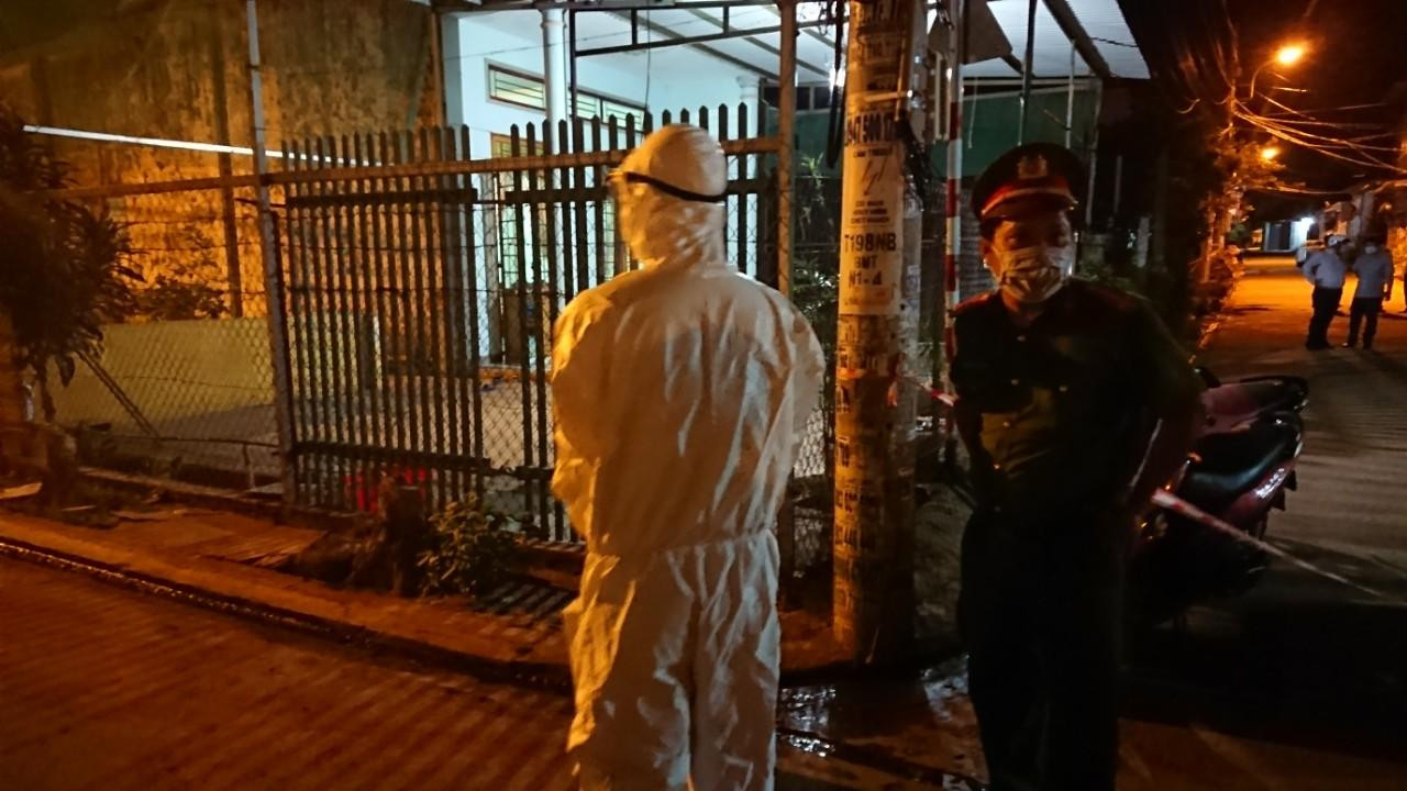 Lực lượng mang đồ bảo hộ chuẩn bị phun hóa chất khu có người dương tính với SARS-CoV-2