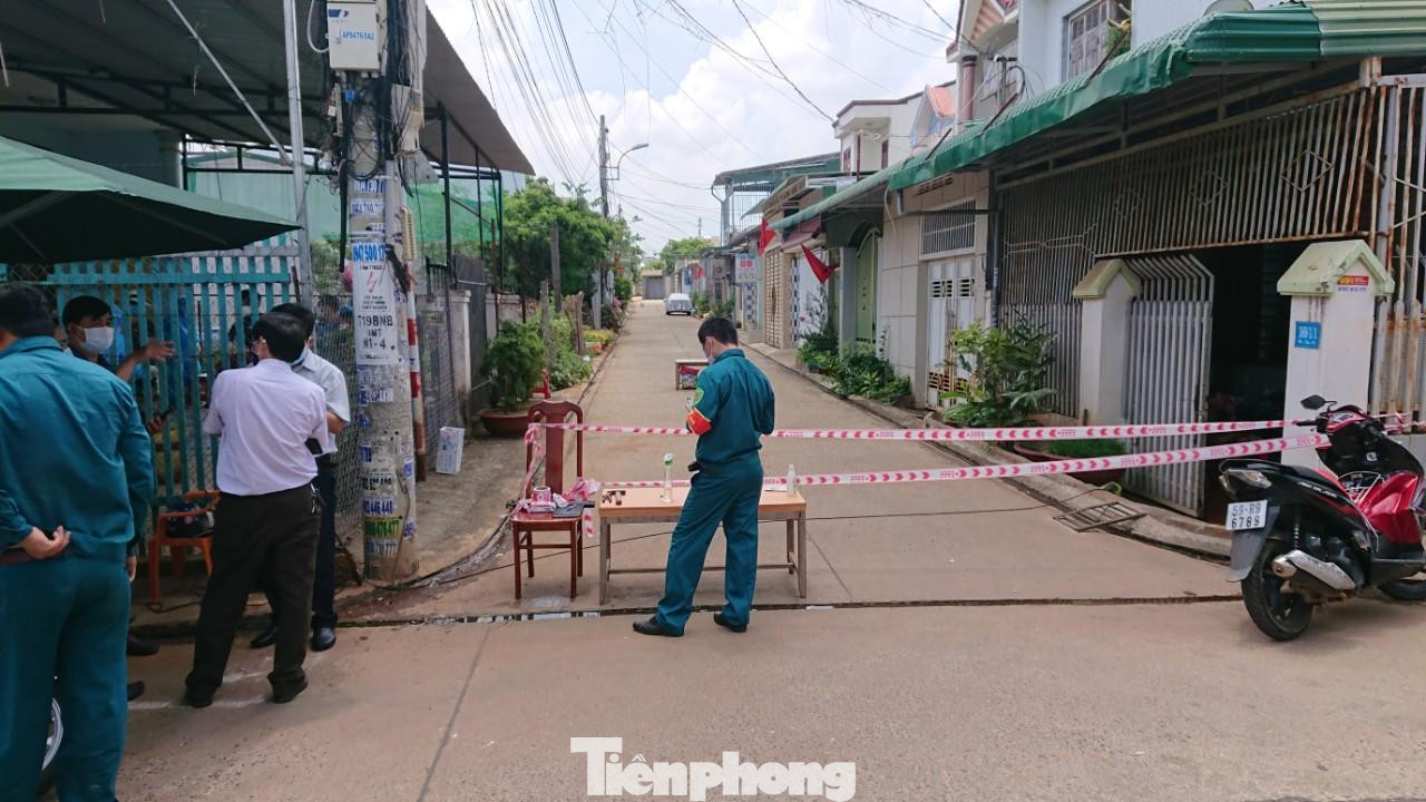 Lực lượng chức năng chốt chặn khu vực có ca dương tính với SARS-CoV-2