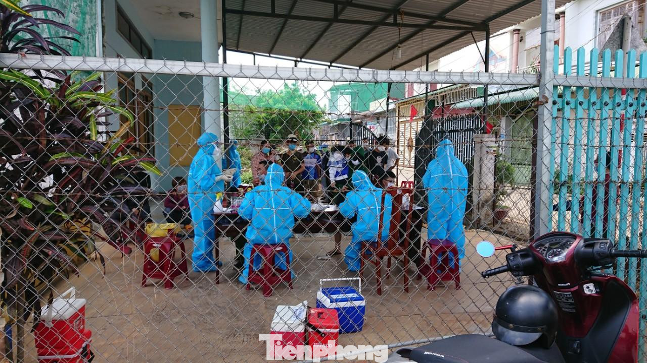 Những hộ dân liên quan đến ca nhiễm mới đều được lấy mẫu đi xét nghiệm