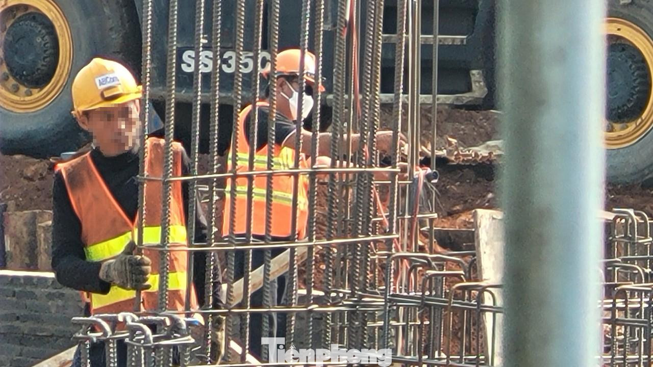 Công nhân đang thi công phần móng bên trong dự án