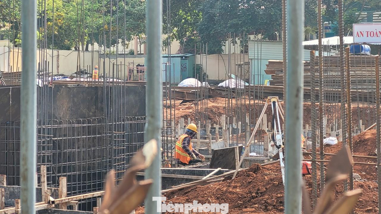 Công nhân đang thi công bên trong dự án của Cty Tây Ninh