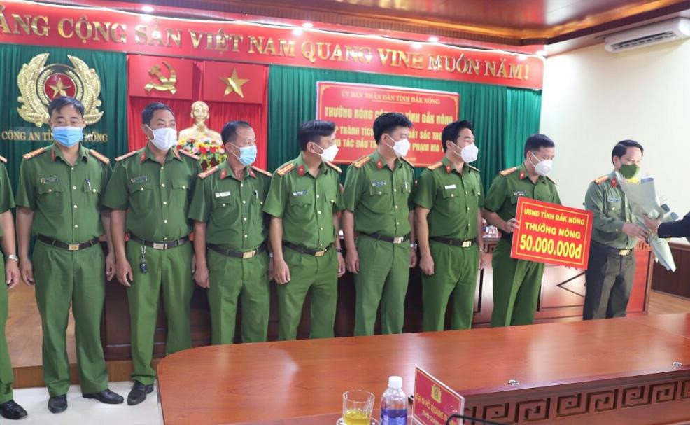 Ban chuyên án nhận phần thưởng từ UBND tỉnh Đắk Nông Ban chuyên án nhận phần thưởng từ UBND tỉnh Đắk Nông