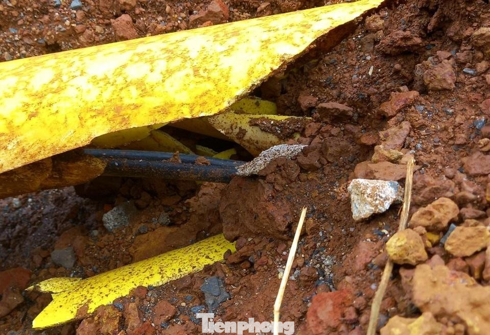 Đường ống bảo vệ cáp quang bị vỡ nát (ảnh chụp chiều 30/7)