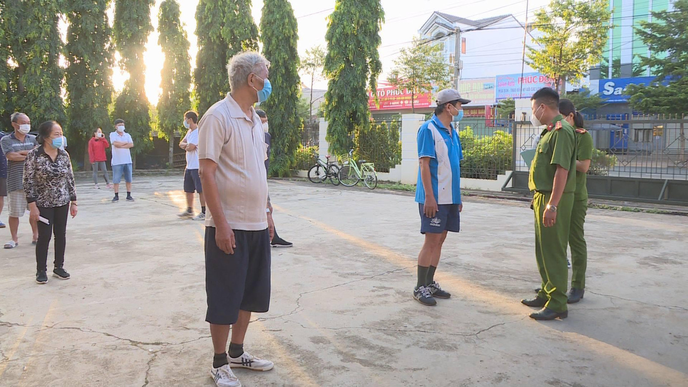 Cơ quan chức năng làm việc và xử phạt 18 người dân ở phường Ea Tam đi bộ thể dục buổi sáng, vi phạm công tác chống dịch