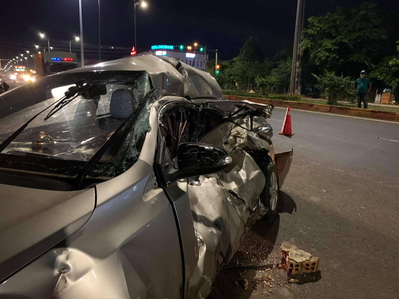 Ô tô con bị biến dạng sau cú tông trực diện của ô tô tải