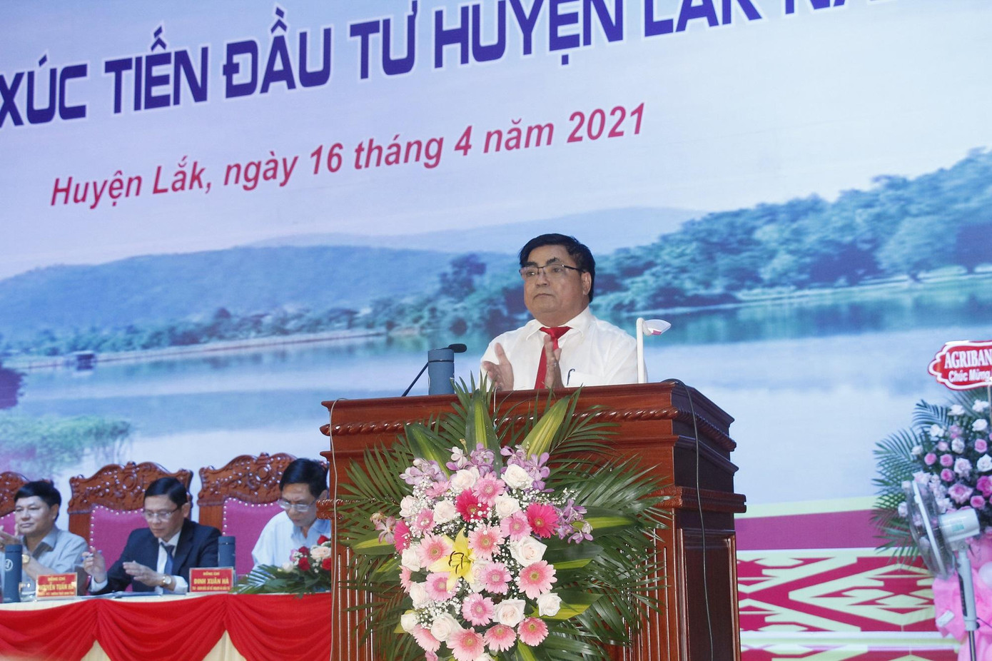 Bí thư Huyện ủy Lắk phát biểu tại Hội nghị xúc tiến đầu tư