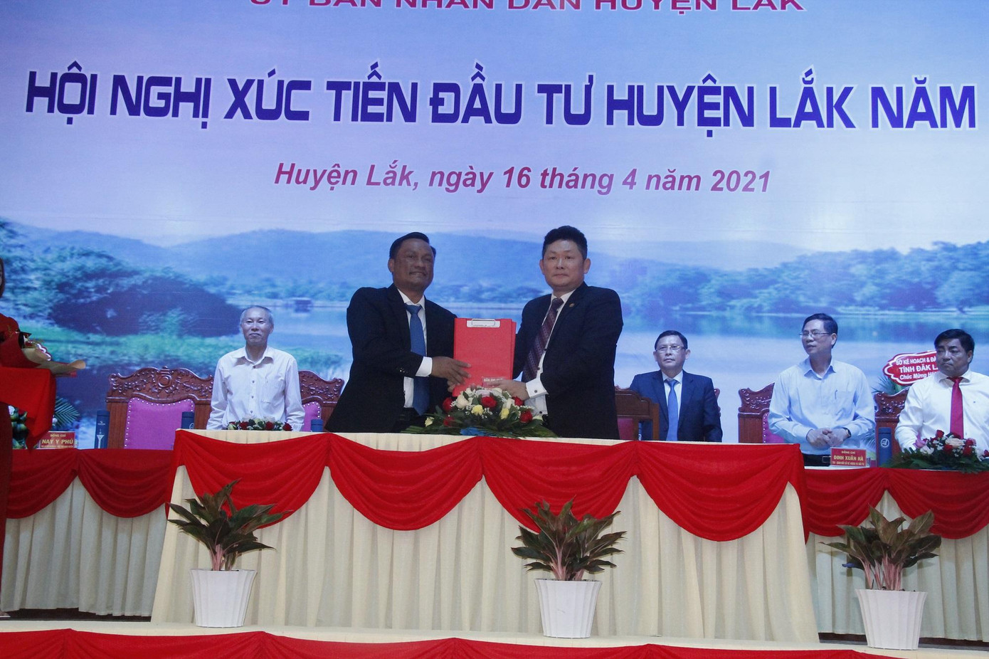 Trao giấy chứng nhận đầu tư dự án xây dựng khu nhà ở thương mại Tây Nam Hồ Lắk và Khu nhà ở thương mại trung tâm thị trấn Liên Sơn cho Công ty cổ phần bát động sản Tập đoàn Tân Á Đại Thành