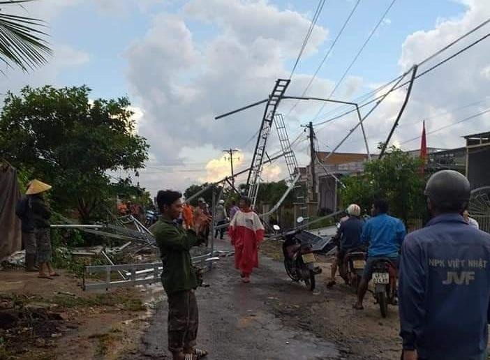 Giông kèm lốc gây nhiều thiệt hại về tài sản cho người dân ở xã Đắk D'rô Giông kèm lốc gây nhiều thiệt hại về tài sản cho người dân ở xã Đắk D'rô