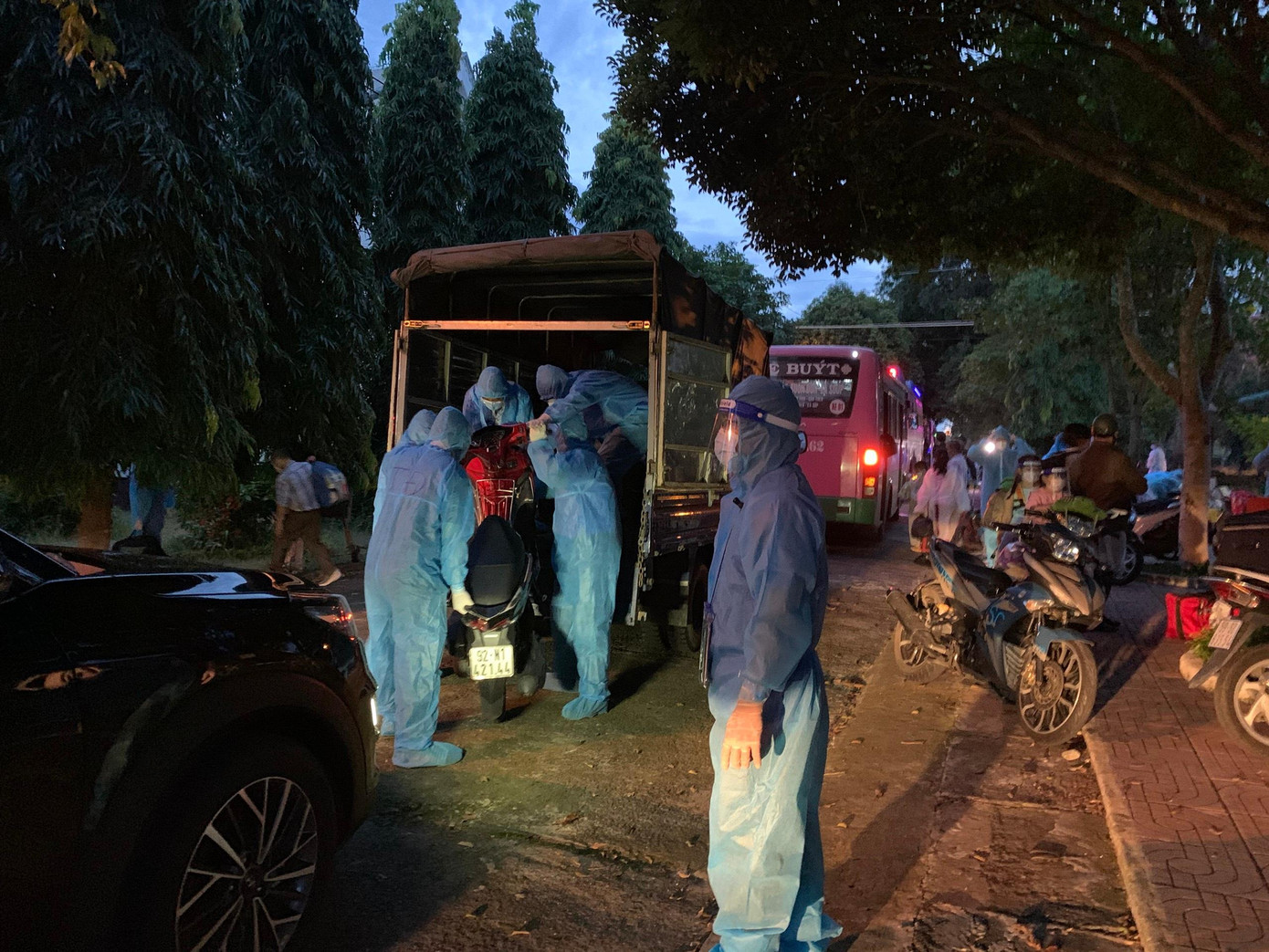 Nhiều xe máy được đưa lên xe tải chở về khu cách ly Nhiều xe máy được đưa lên xe tải chở về khu cách ly