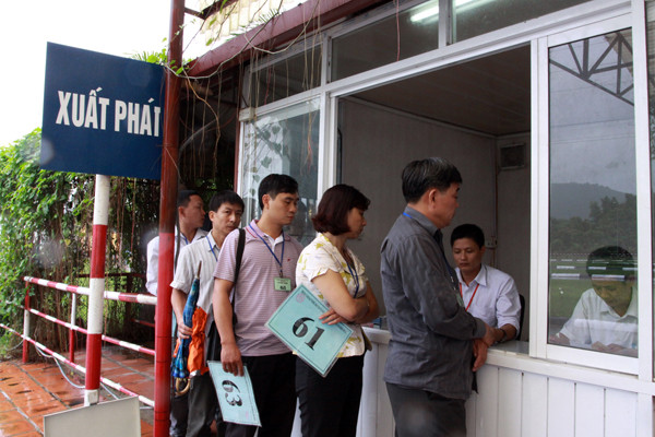 Học viên xếp hàng làm thủ tục chuẩn bị sát hạch