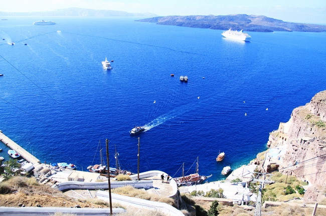Có hai cách để đi từ Athens tới Santorini. Một là đi tàu (sáu tiếng) với hai chuyến mỗi ngày vào lúc 7h30 và 18h, hai là bay của hàng không Aegean Airlines (45 phút)