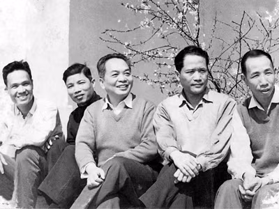 Từ phải sang: Nhà văn Hữu Mai, Trung tướng Hồng Cư, Đại tướng Võ Nguyên Giáp, nhà văn Phạm Chi Nhân và một cán bộ văn phòng giúp việc cho Đại tướng. Ảnh: T.L