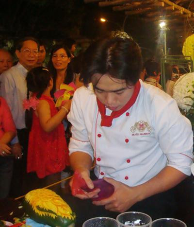 Tạ Đình Nhựt trình bày phần tỉa rau củ - Ảnh: T.K.