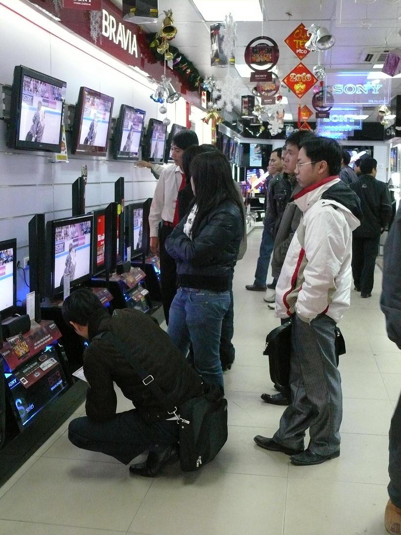 Khách mua hàng tại Pico