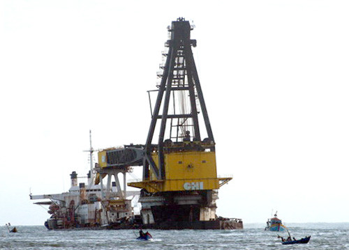 Tàu cẩu Wealthy Global trước khi xảy ra cháy (ảnh chụp chiều 20.10) - Ảnh: Nguyễn Long