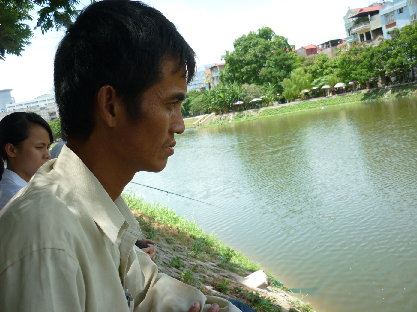 Anh Thịnh cùng con xem câu cá buổi trưa