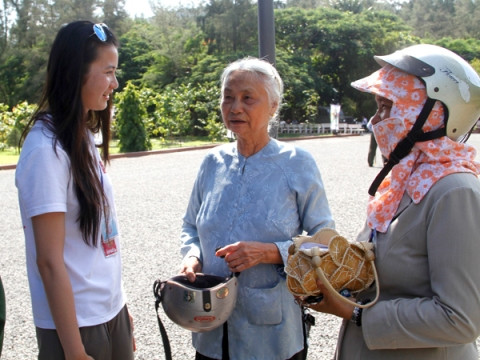 Các bạn trẻ kiều bào hỏi thăm các cựu tù và gia đình chính sách