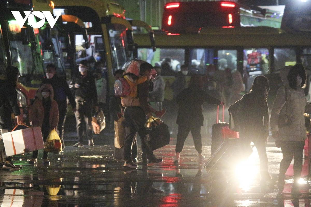 Tiết trời Hà Nội mưa lạnh càng khiến khung cảnh bến xe trở nên hỗn độn.