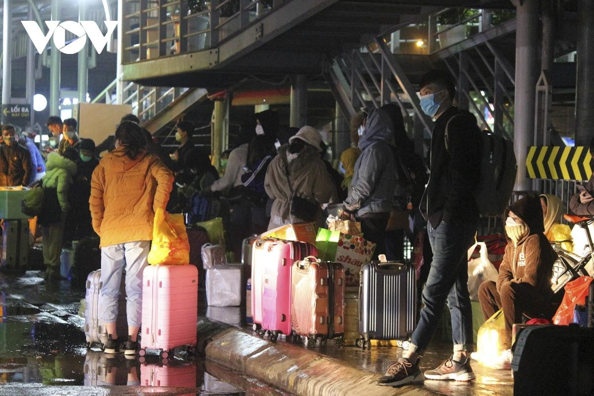 Dòng người từ các tỉnh, thành phố đã tấp nập đổ về Thủ đô để nghỉ ngơi và chuẩn bị cho công việc cũng như học tập từ ngày mùng 7.