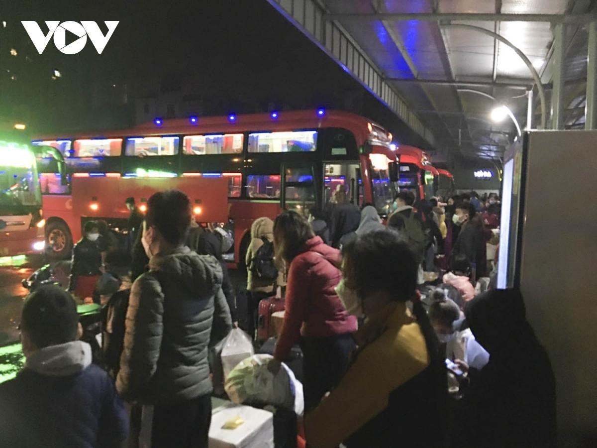 Khác với khung cảnh bến xe trầm buồn những ngày giáp Tết, sau Tết lượng phương tiện và hành khách tăng vọt tại bến xe nước Ngầm. Từ rạng sáng nay, lượng người và phương tiện từ miền trong đổ về bến xe này rất đông.