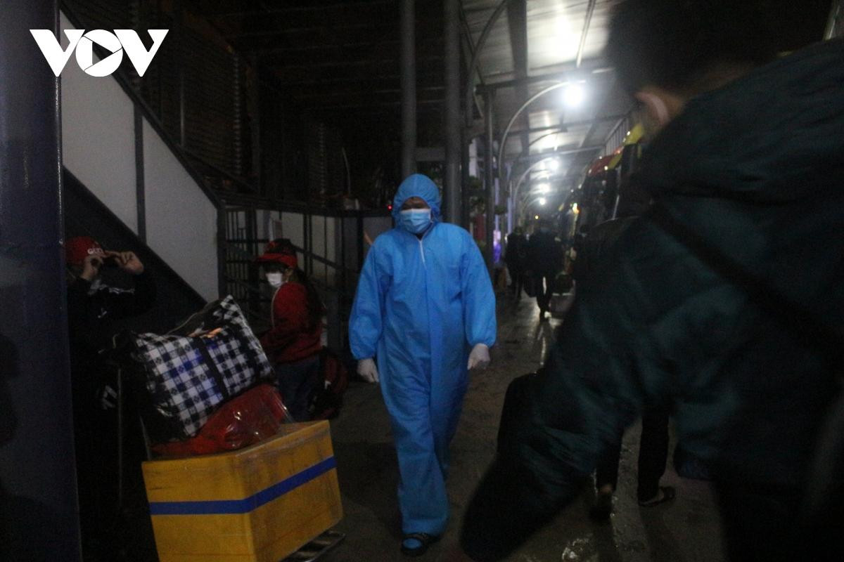 Lo ngại đi xe khách đông người, một người đàn ông đã tự trang bị áo bảo hộ cẩn thận để tránh mắc COVID-19.