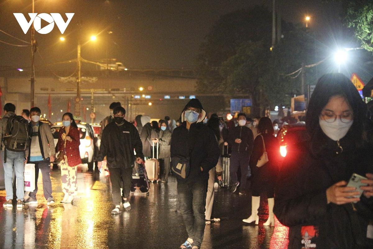 Do nhu cầu đi lại tăng cao trong khi xe taxi, Grab hoạt động vẫn còn ít, nên những người hoạt động vận tải lái xe công nghệ "được mùa" đẩy giá lên gấp 2-3 lần so với ngày thường.