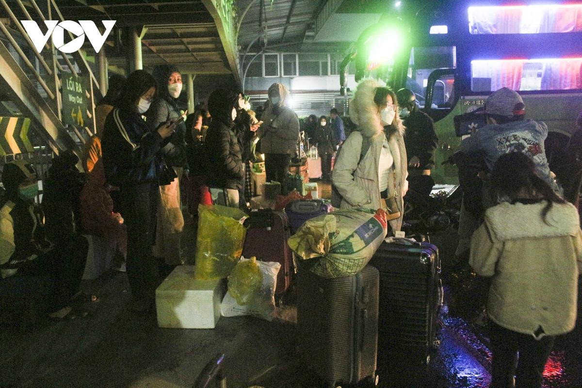 Sắp tới một số trường Đại học trên địa bàn Hà Nội tổ chức cho sinh viên đi học trực tiếp trở lại, cũng vì thế mà hành khách tại bến xe tăng vọt.