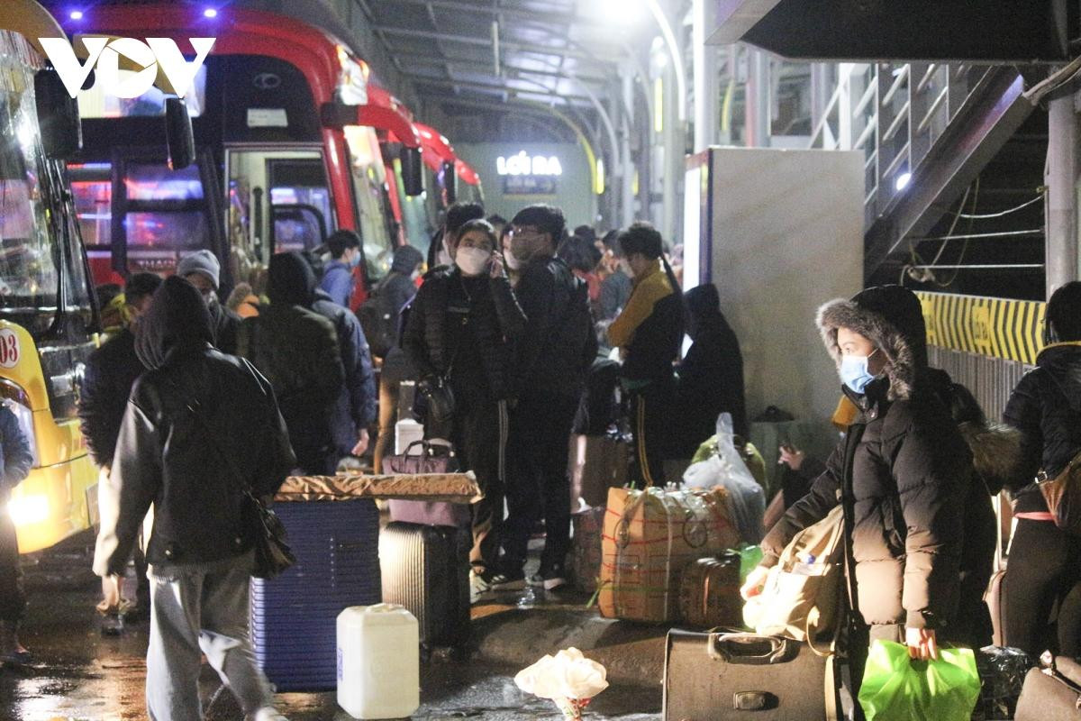 Người dân lỉnh kỉnh đồ đạc, hành lý, thực phẩm...