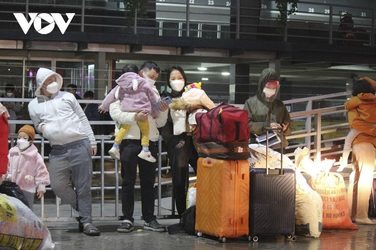 Nhiều gia đình mang theo cả con nhỏ lên Hà Nội.