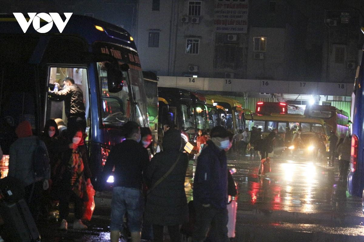 Xe này nối xe khác vào, ra liên tục.