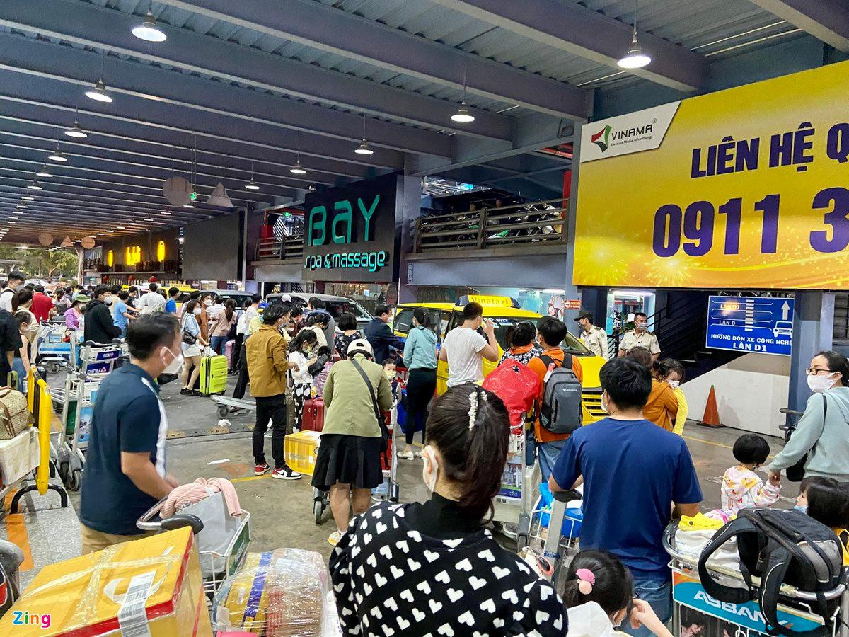 Sảnh đón taxi dịch vụ tại sân bay Tân Sơn Nhất trưa 5/2. Ảnh: Thư Trần.