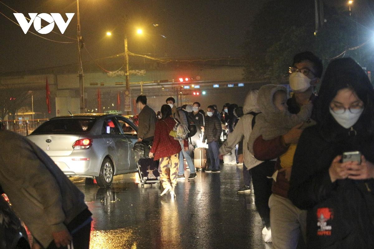 Không chỉ ùn ứ người trong bến xe, ngay cổng C1 - Ngọc Hồi, để thuận tiện bắt xe về nhà, người dân đã đổ ra đường rất đông.