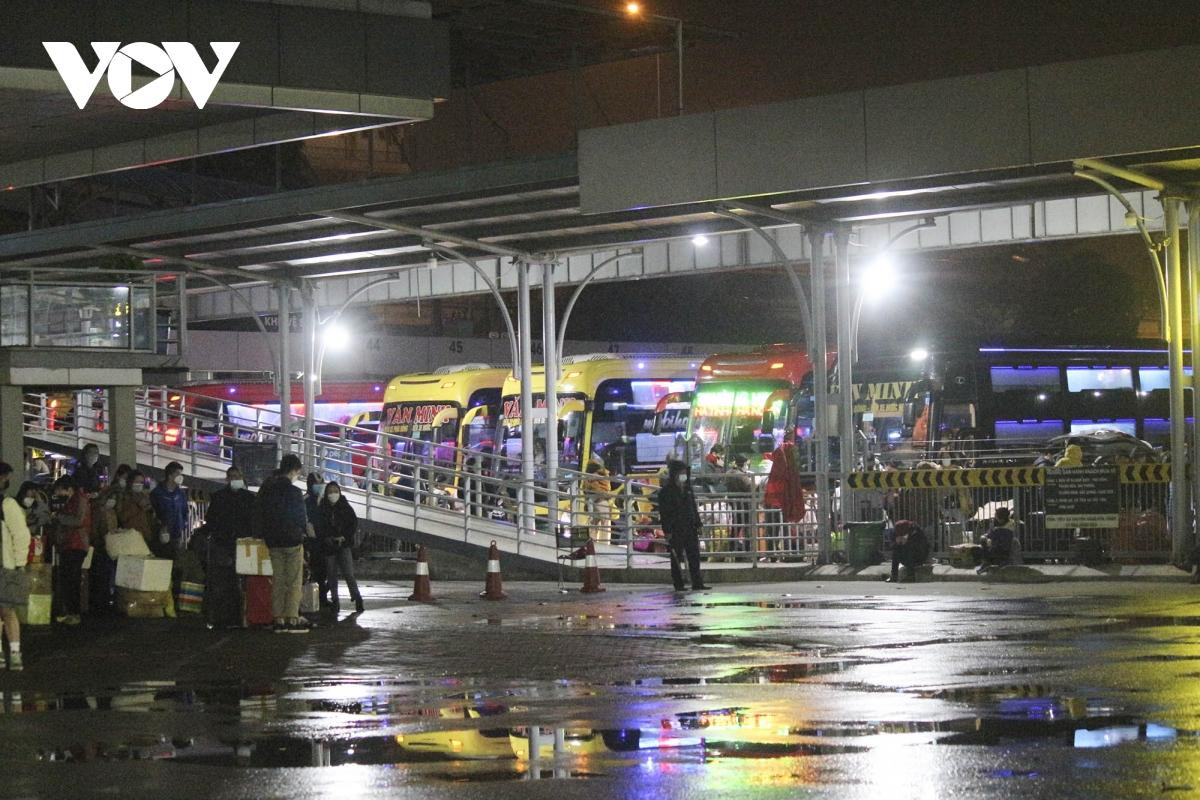 Từ 4h30 sáng, ùn ứ phương tiện và hành khách ở các tỉnh miền Trung đổ về bến xe nước Ngầm.