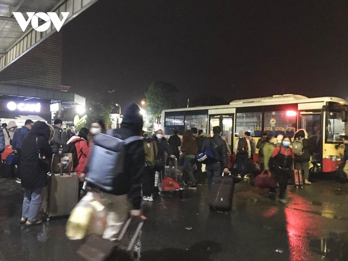 Chỉ cần có xe bus vào bến, dòng người lại hối hả chạy lên xe.