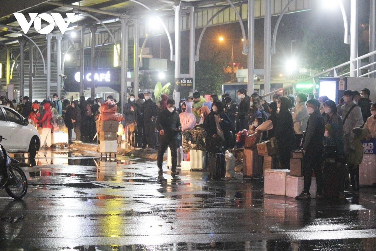 Khác với khung cảnh bến xe trầm buồn những ngày giáp Tết, sau Tết lượng phương tiện và hành khách tăng vọt.