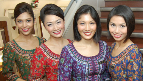 Tiếp viên Singapore trong bộ đồng phục 